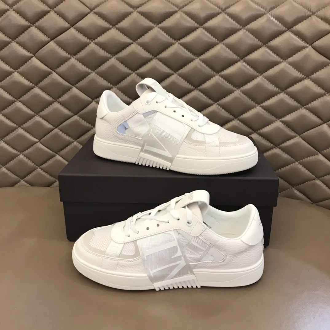p440 "Valentin*" new spring and summer calfskin lace-up sneakers. No man should be able to refuse these shoes. The classic color scheme is so handsome! Purchase a high-precision replica of the original version to instantly sell off the market currency! 6 VLTN logo rubber effect straps - Valentino Garavani Logo printed on the back and tongue, all materials are customized to ensure quality! Size: 38-44